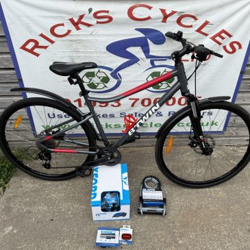 -Twin Riverside 500 18” Frame Ladies Hybrid Bike. £200. Inc Lock/Lights/Helmet