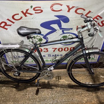 Giant CRS 2.5 21.5” Frame Hybrid Bike. £165. Refurbished! Light alloy frame.