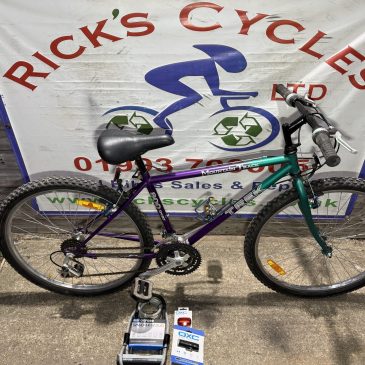 Trek Mountain Track 16.5” Frame Hybrid Bike. £125. Ideal student bike! Inc 12” D-Lock/Lights