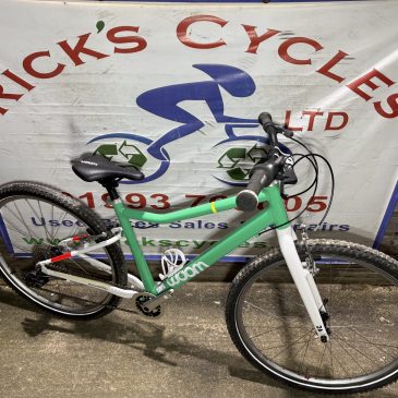 WOOM 6 26” Wheel Unisex Super Light Weight Bike. Green/White No1. £445. Only 9.7Kg.