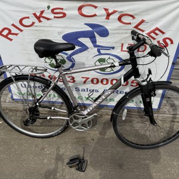 Dawes Discovery 401 21” Frame Hybrid Bike. £195. High spec!