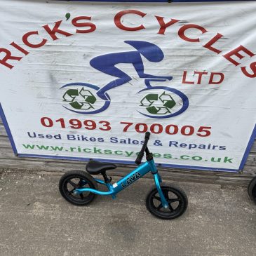 Lava very light alloy frame! Only 2Kg. 10” wheels. £20. Rrp new £45!