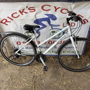 Dawes Discovery 18” Frame Ladies Hybrid Bike. £125. Alloy frame.
