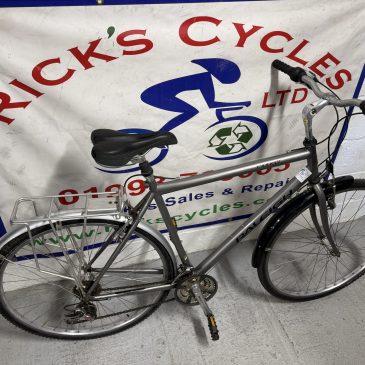 Raleigh Pioneer 22” (XL)Frame Hybrid Bike. £100. Serviced