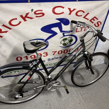 Giant Cyprus LX 19” Frame Ladies Hybrid Bike. £175. Refurbished!