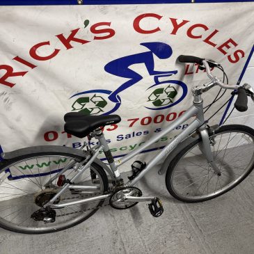 Giant CRS 4 19” Frame Ladies Hybrid Bike. £175.  Very light weight!