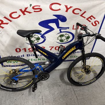 Cannondale Super V Raven 900SX 2000. £750!  Very rare retro bike!